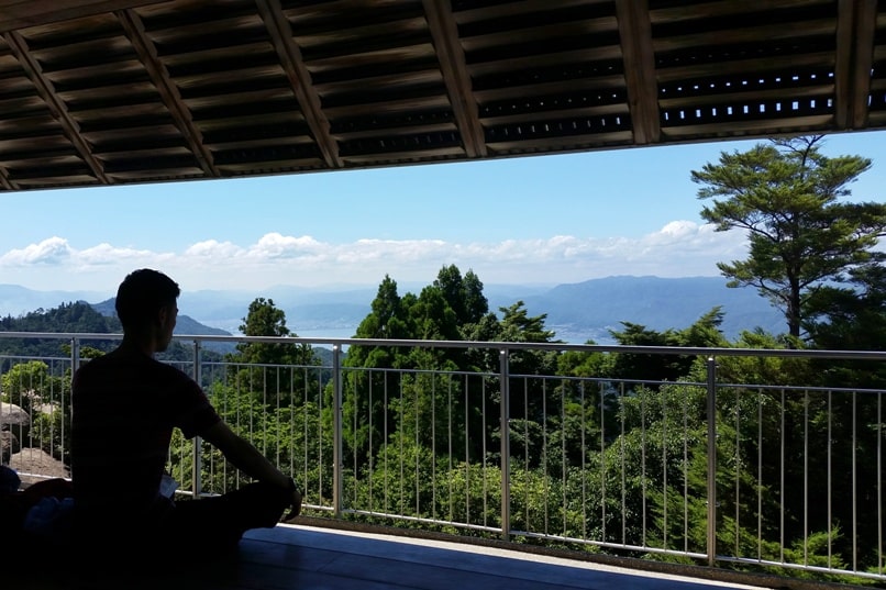 Hiroshima to Miyajima with JR pass: Best things to do in Miyajima for one day trip. Mount Misen hike ropeway summit. Backpacking Japan.