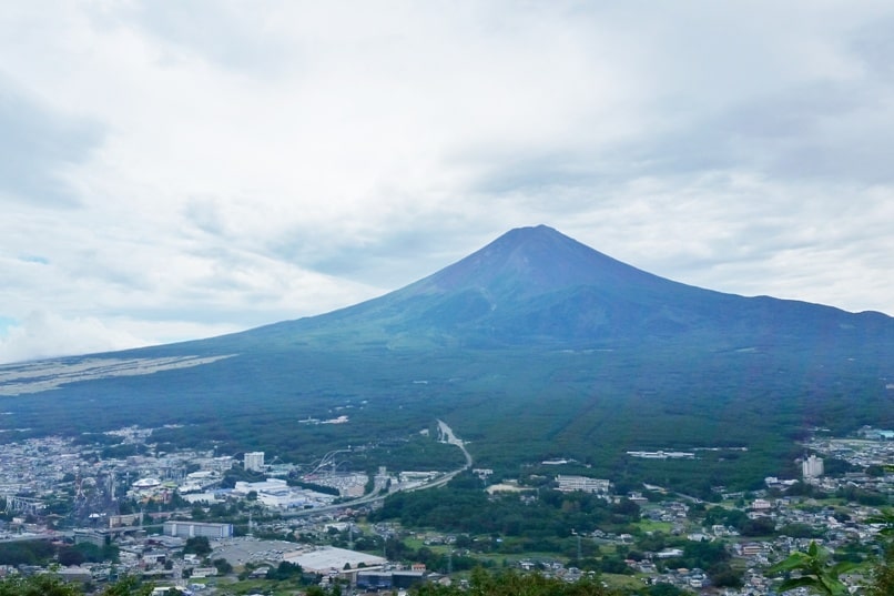 Things to do in Kawaguchiko in one day itinerary. Mt Fuji panoramic ropeway with Mt Fuji views at Kachi Kachi yama summit. Backpacking Japan