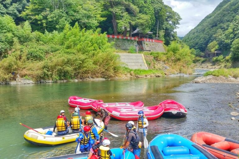 Japanese Raft Hozugawa river rafting in Kyoto 🗾 Japan travel blog - Flashpacking Japan