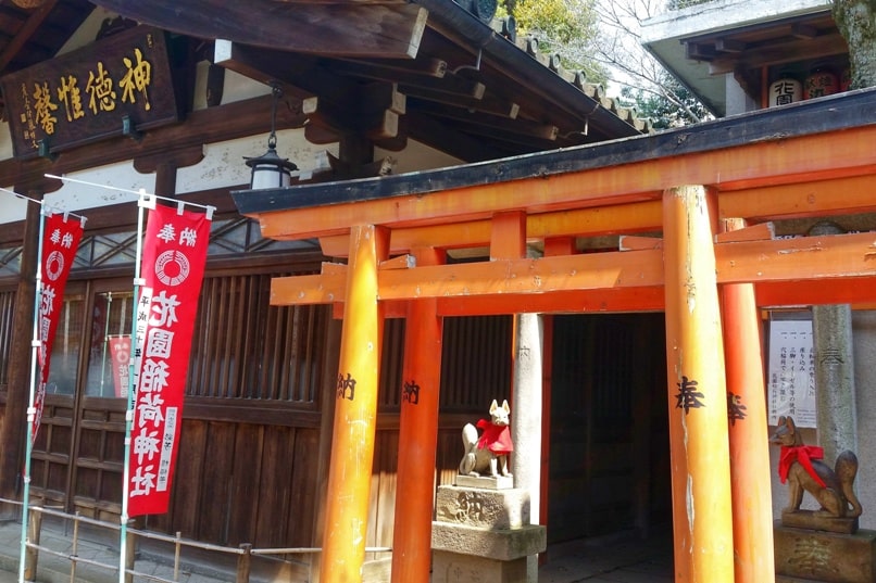 Hanazono inari shrine torii gates in Tokyo with inari fox at ueno park. Backpacking Japan