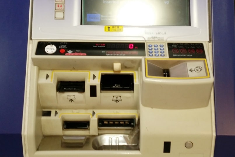 Buy suica card at haneda airport at monorail train ticket machine - Backpacking Tokyo Japan
