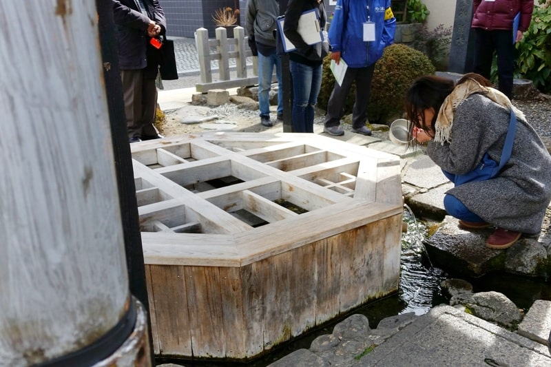 Genchi Well in Matsumoto. drinking water. Backpacking japan travel blog