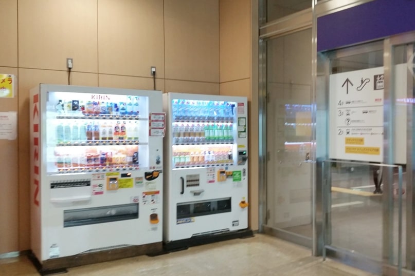 Tokyo to Kyoto bus. Shinjuku expressway bus terminal vending machine. Backpacking Japan travel blog