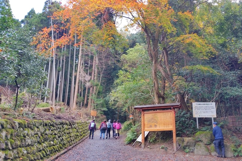 How to get to Mount Daimonji yama hike hiking trail start location. bus near ginkakuji temple. Hiking in Kyoto Japan travel blog