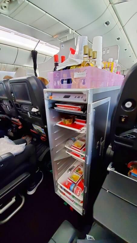 japan airlines food. japan airlines meal. jal food. jal meal. international flight from the US, chicago to Japan. chicago to tokyo.